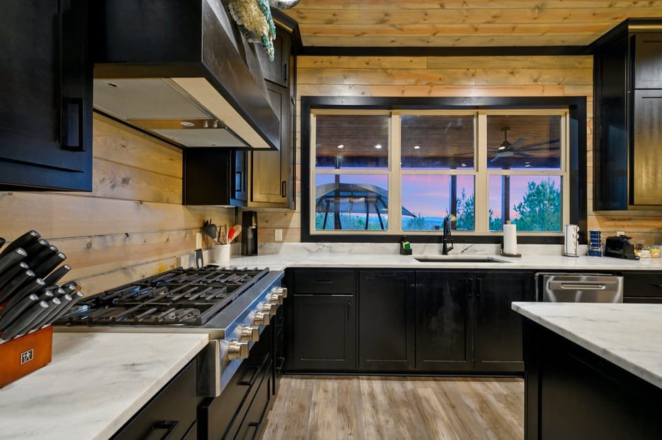 With a view like this... you'll want to cook all your meals at the cabin.