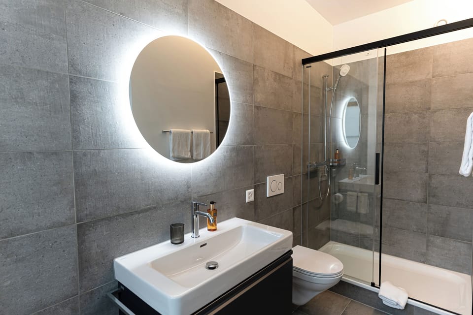 Superior Double Room | Bathroom | Hair dryer, towels, soap, shampoo