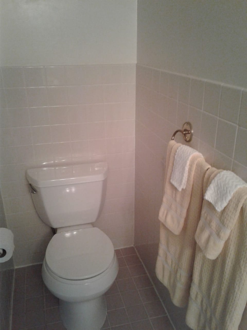 Taylor Room 207 Full Bed | Bathroom | Combined shower/tub, free toiletries, hair dryer, towels