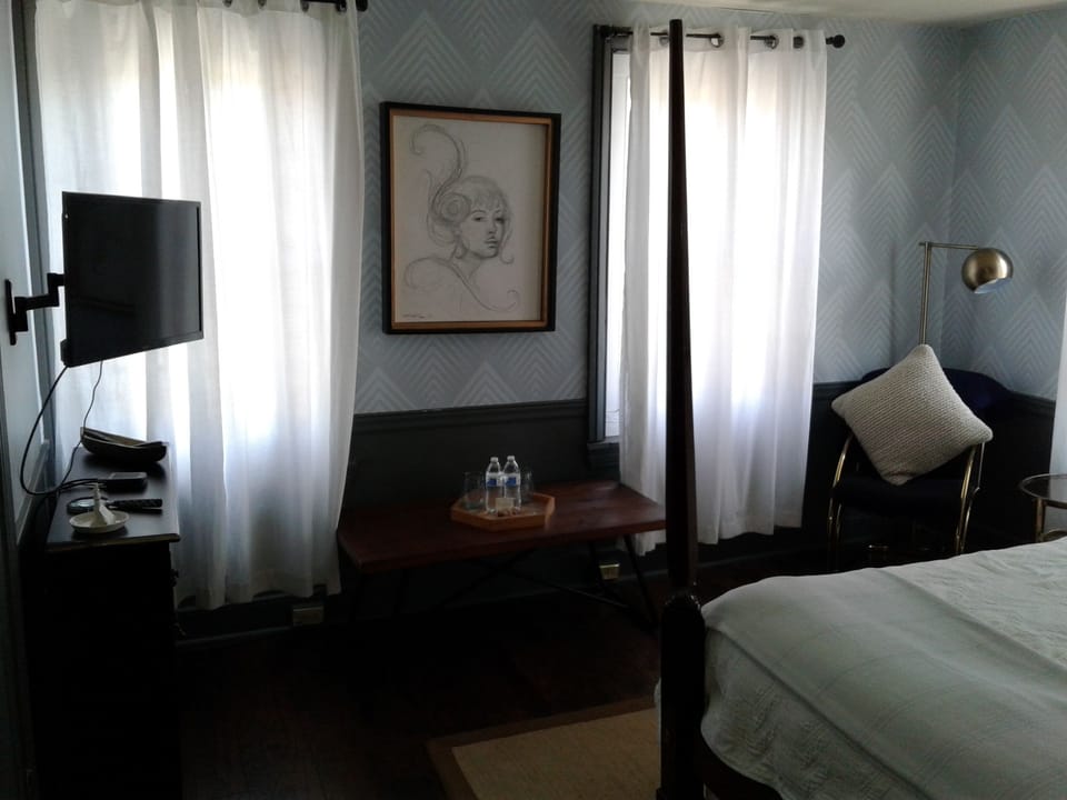 Hamilton Room 301 King Bed | Bathroom | Combined shower/tub, free toiletries, hair dryer, towels