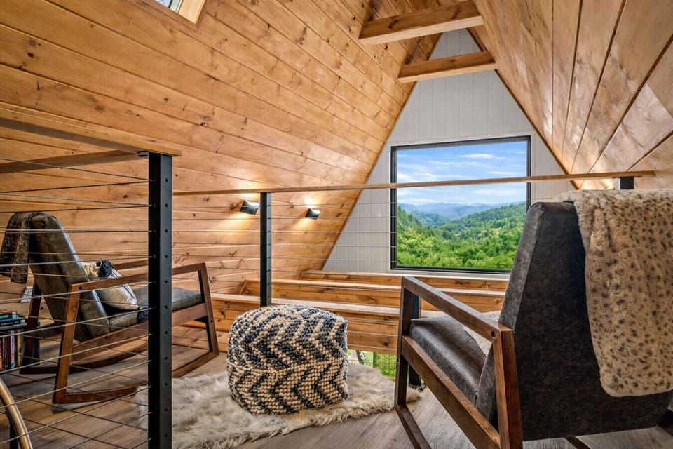 Cozy upstairs loft with panoramic mountain views