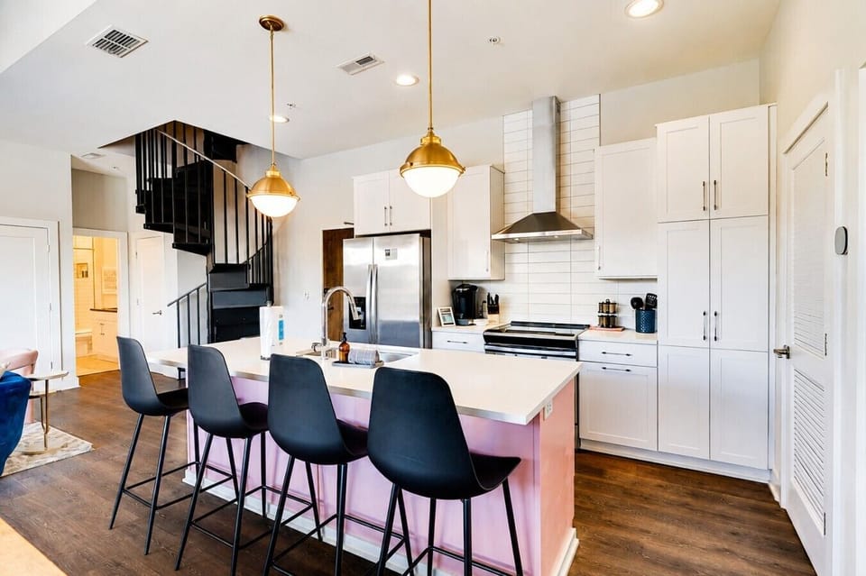 304 Mason - Dining Area - Kitchen Isle, Seats 4