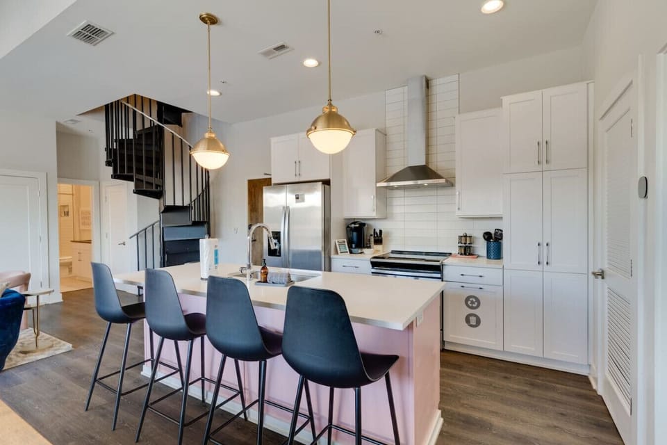 Island kitchen seats 4
