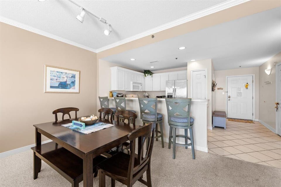 Grab a quick bite from the breakfast bar or enjoy a family dinner at the dining table.