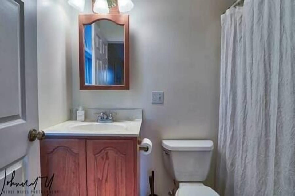 Main bedroom's ensuite bathroom