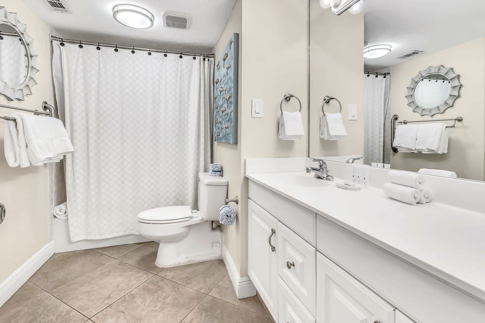 Spacious guest bath with tub/shower combo