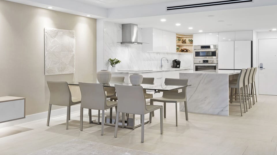 Full Kitchen with Dining Table
