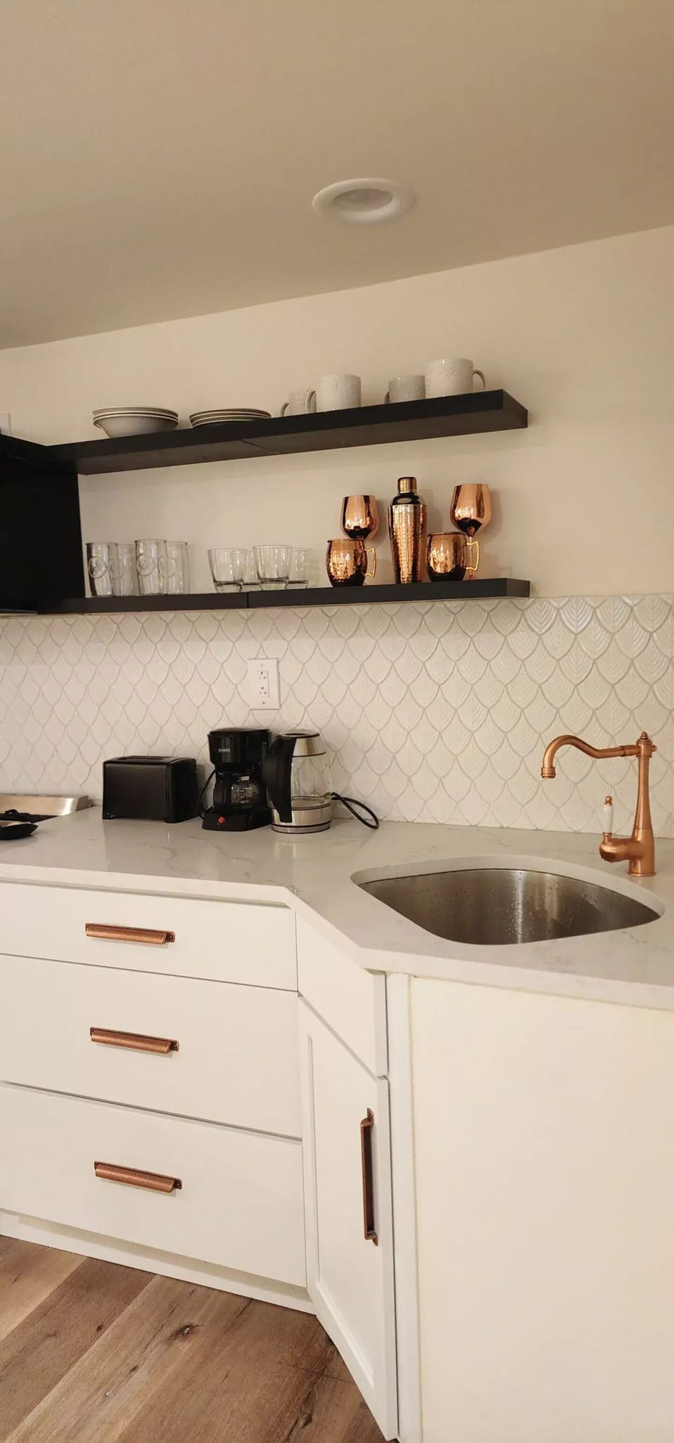 fully stocked kitchen with tea pot, toaster, blender & coffee maker