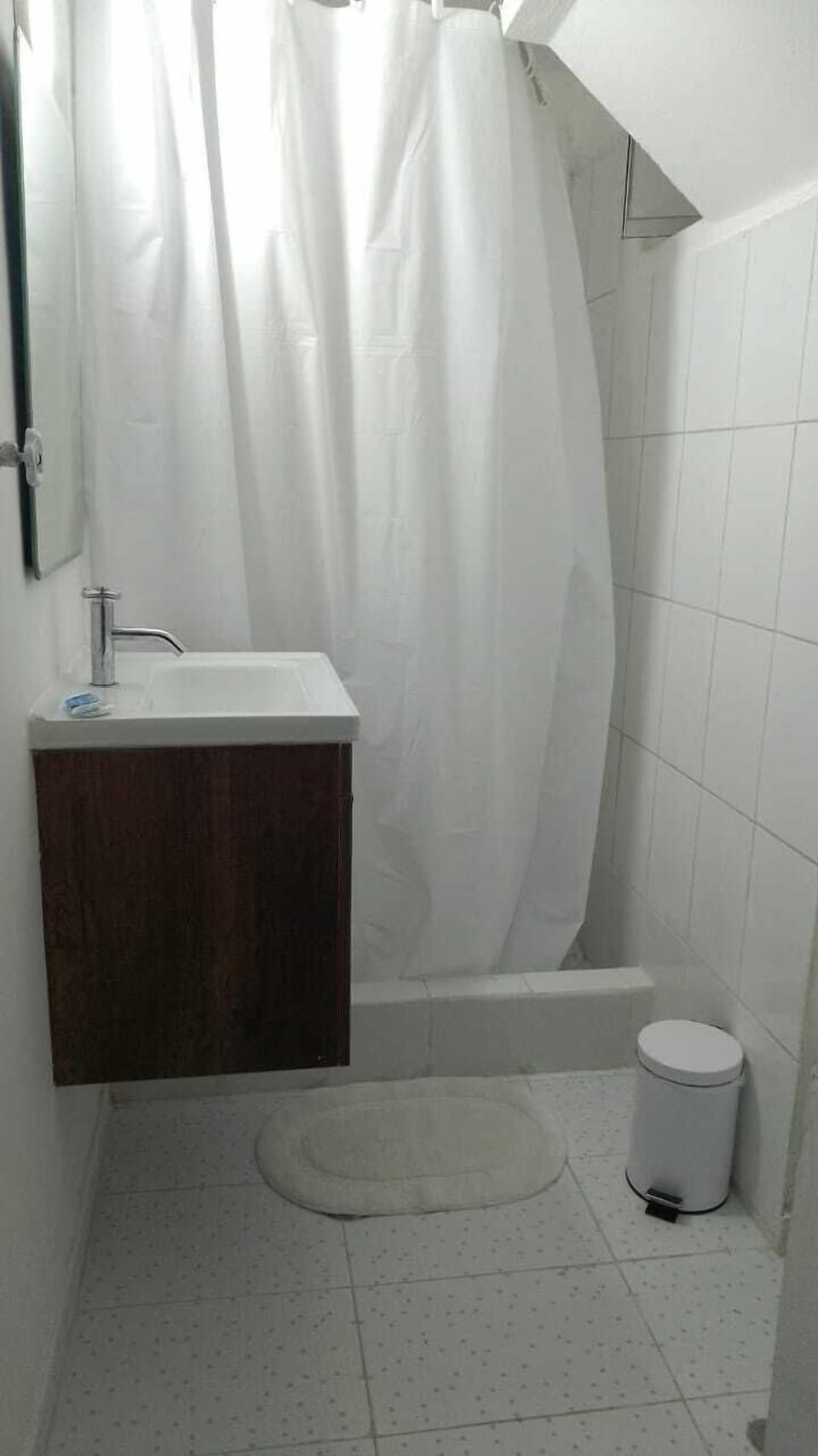 Standard Triple Room | Bathroom | Shower, designer toiletries, hair dryer (on request), towels