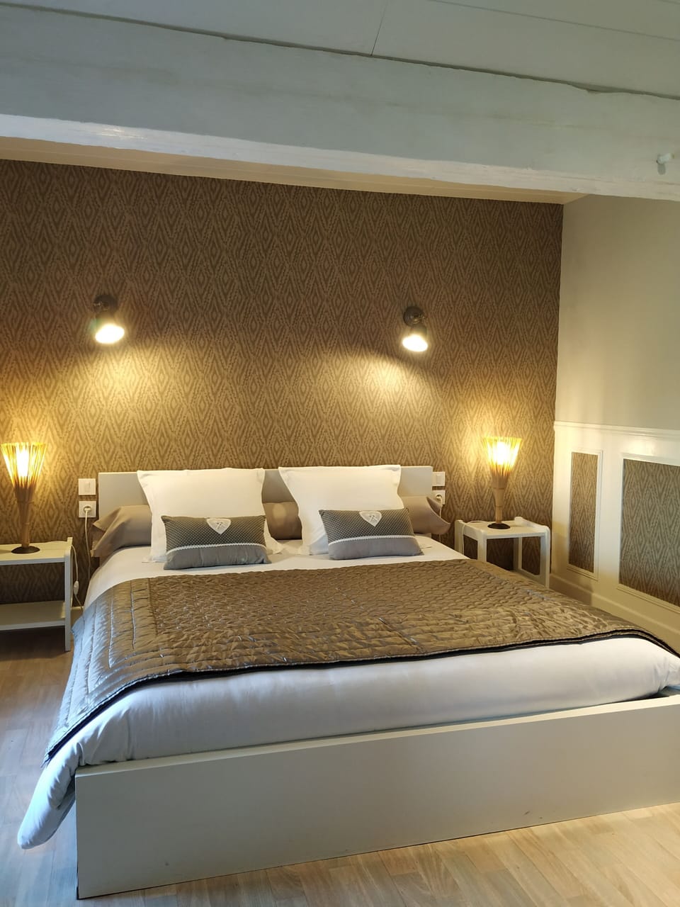 Chambre Familiale Confort | Individually decorated, desk, blackout drapes, iron/ironing board