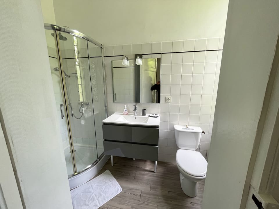 Chambre Familiale Jacinthe | Bathroom | Shower, hair dryer, towels