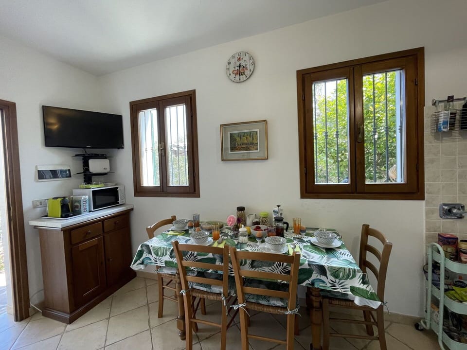 Table, Property, Furniture, Picture Frame, Chair, Window, Wood, Interior Design, Paint