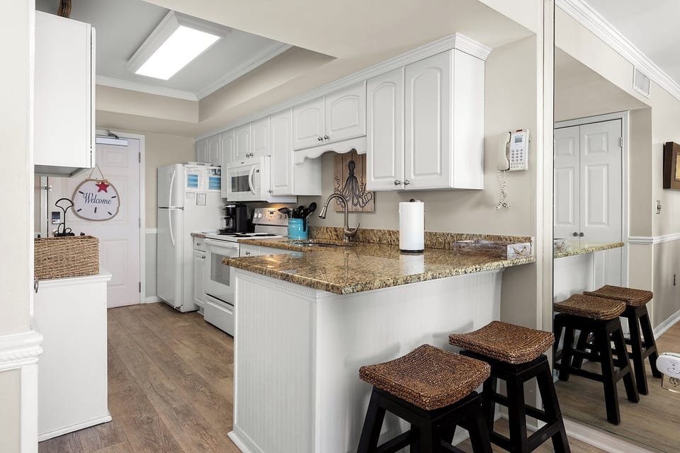 Kitchen - Seating for 2 at Breakfast Bar