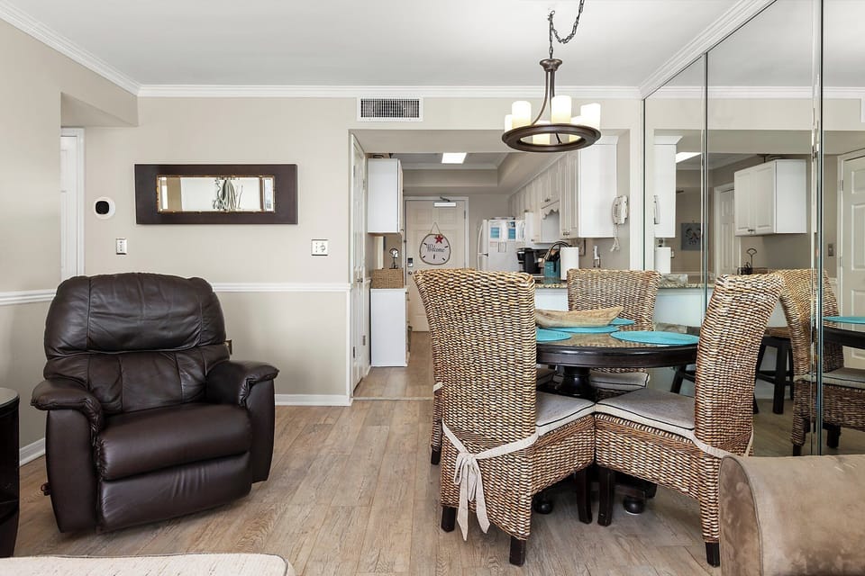 Dining Area - Seating for 4