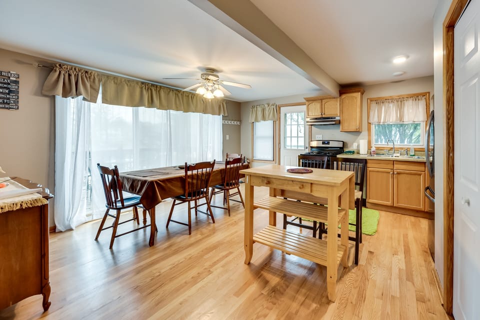 Dining Area/Kitchen | Central A/C & Heating | Free WiFi