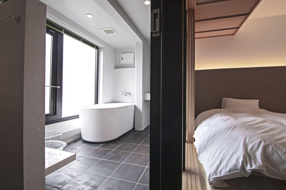 Comfort Twin Room | Bathroom | Combined shower/tub, rainfall showerhead, free toiletries, hair dryer