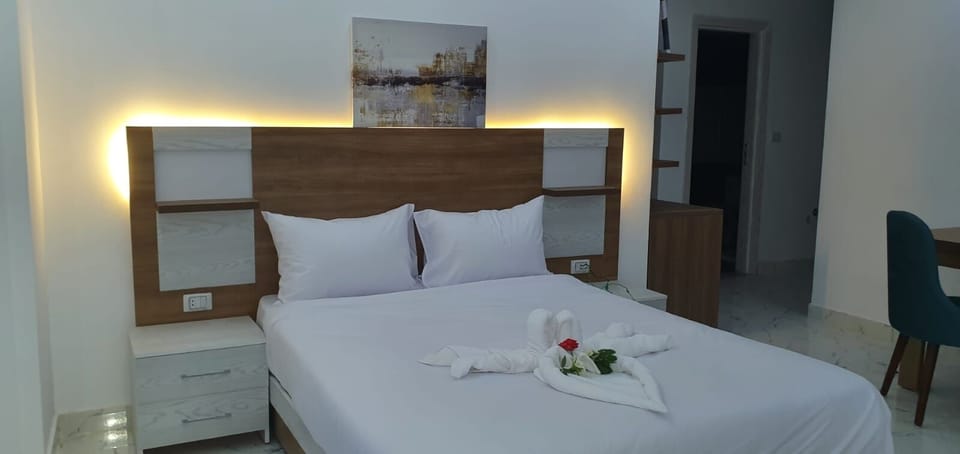 Family Suite, 2 Bedrooms, Non Smoking, Pool View | Minibar, in-room safe, desk, iron/ironing board