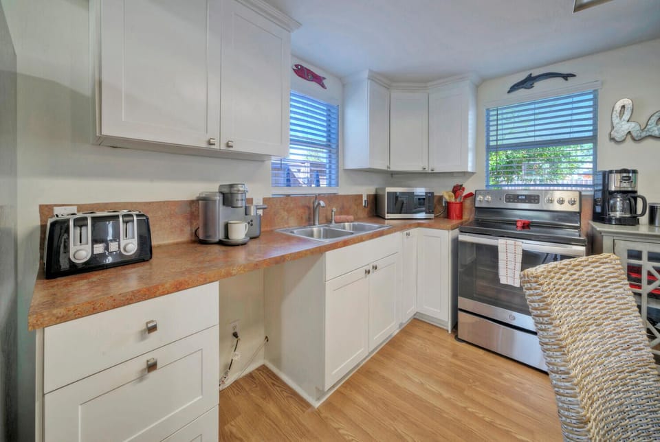 Fully equipped kitchen.