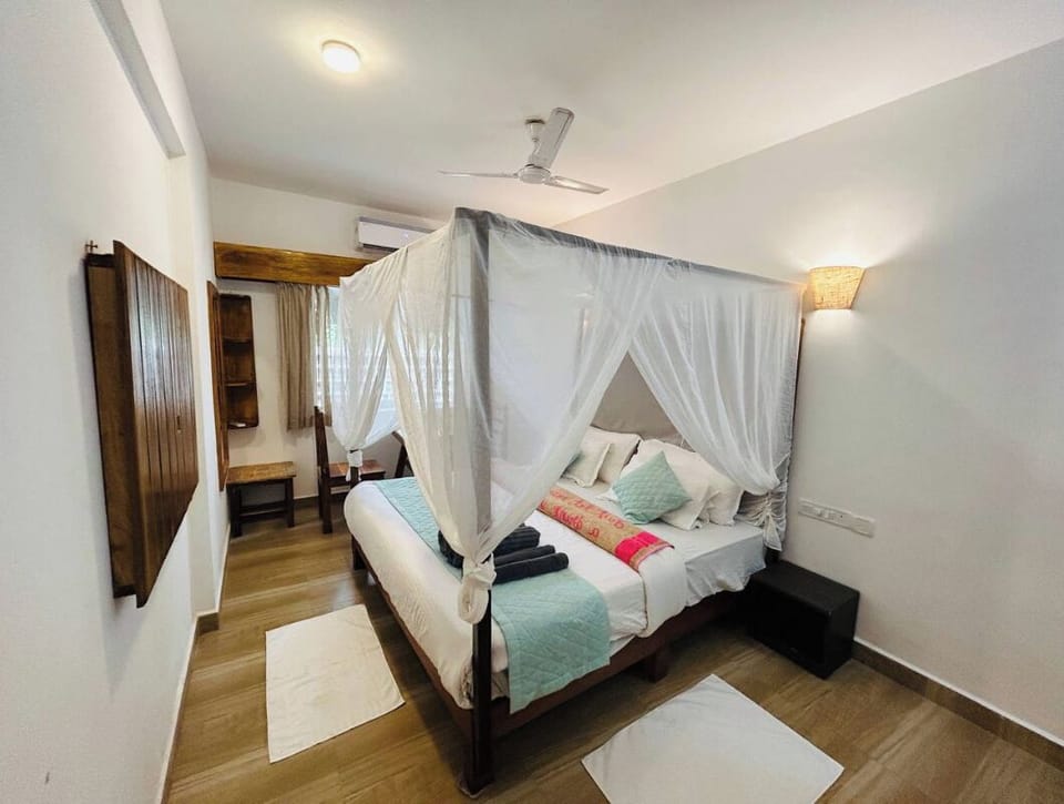 Premium bedding, desk