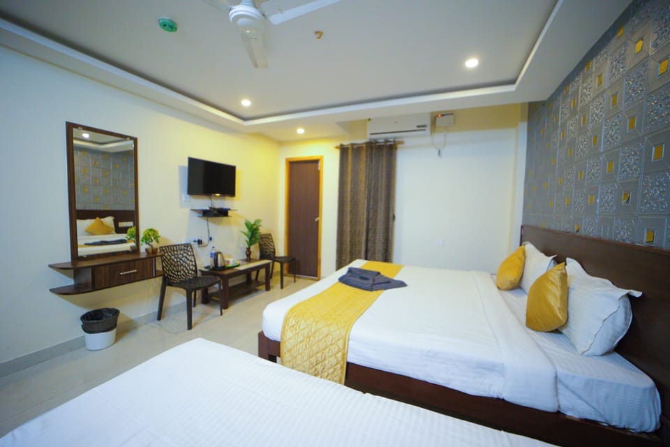 Triple Room | Egyptian cotton sheets, premium bedding, desk, rollaway beds