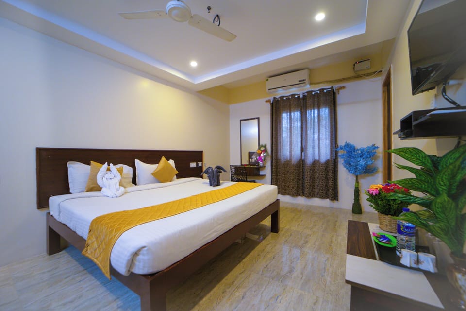 Family Apartment | Egyptian cotton sheets, premium bedding, desk, rollaway beds