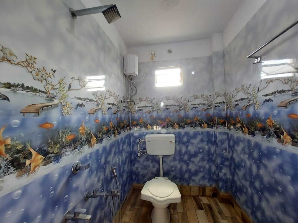 Standard Double Room | Bathroom | Shower, towels, soap, shampoo