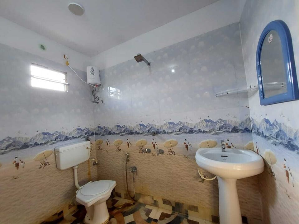 Standard Double Room | Bathroom | Shower, towels, soap, shampoo