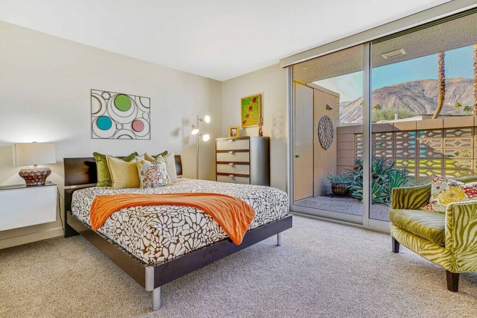 2nd bedroom with queen bed, gorgeous views!