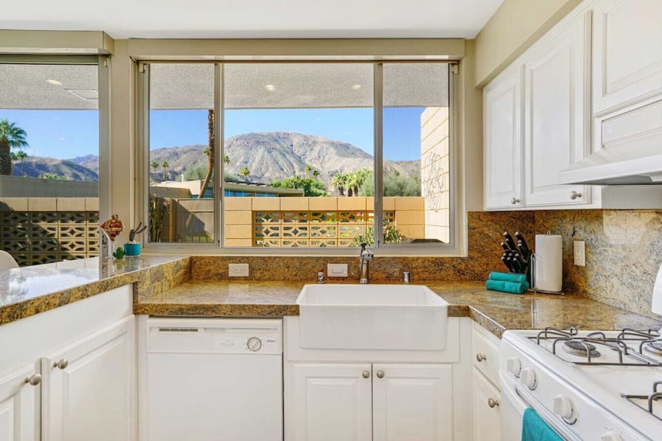 Washing dishes never seemed so enticing!