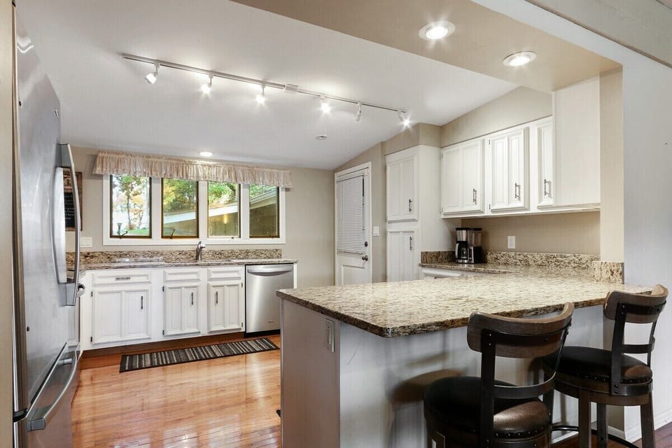 Fully equipped kitchen with breakfast bar seating