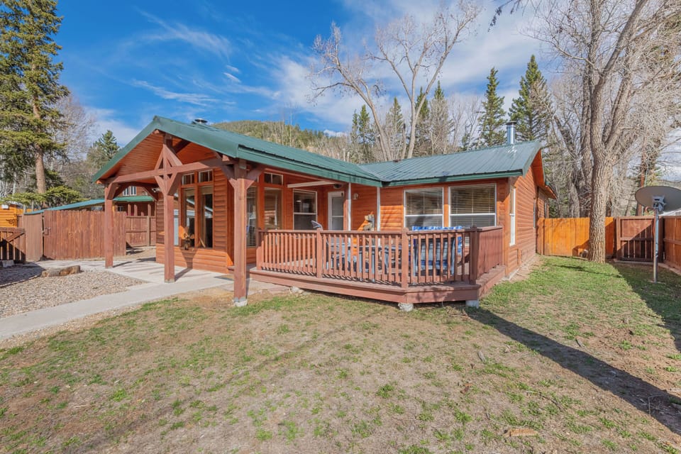 3 bedroom - 3 bath, single story home, right in town, with stunning views!