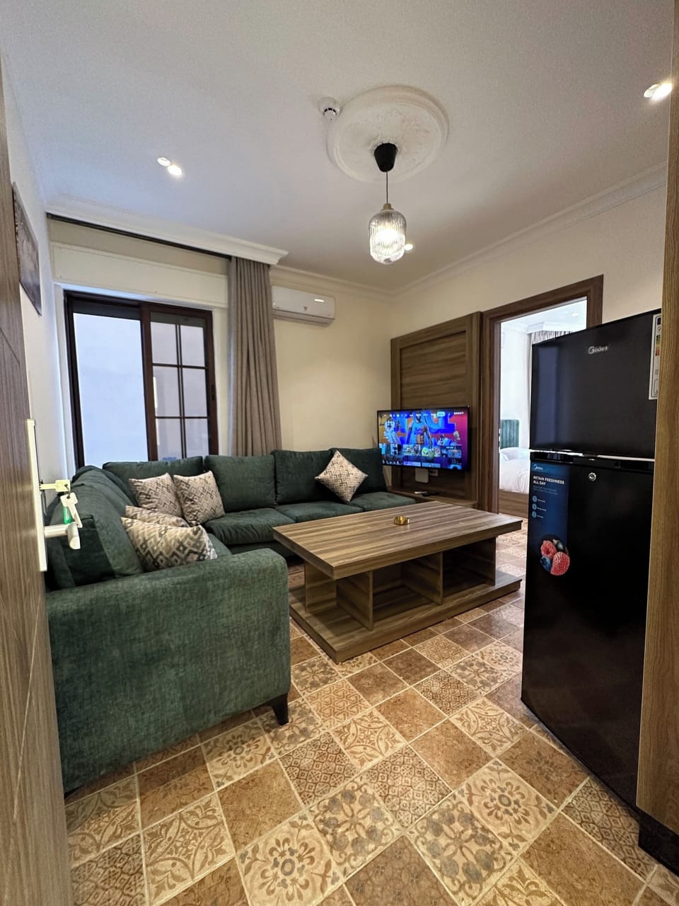 Apartment, 1 Bedroom, Accessible, Smoking | Living room