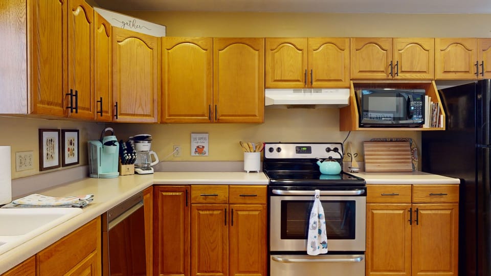 Keurig and Pot coffee maker,  Lots of space to move in the kitchen