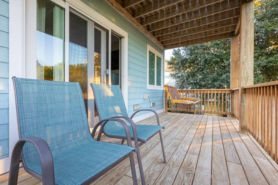 Mid Level: Outdoor Deck Seating Area