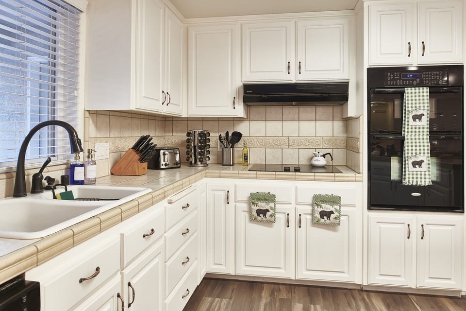 Fully-equipped open kitchen 