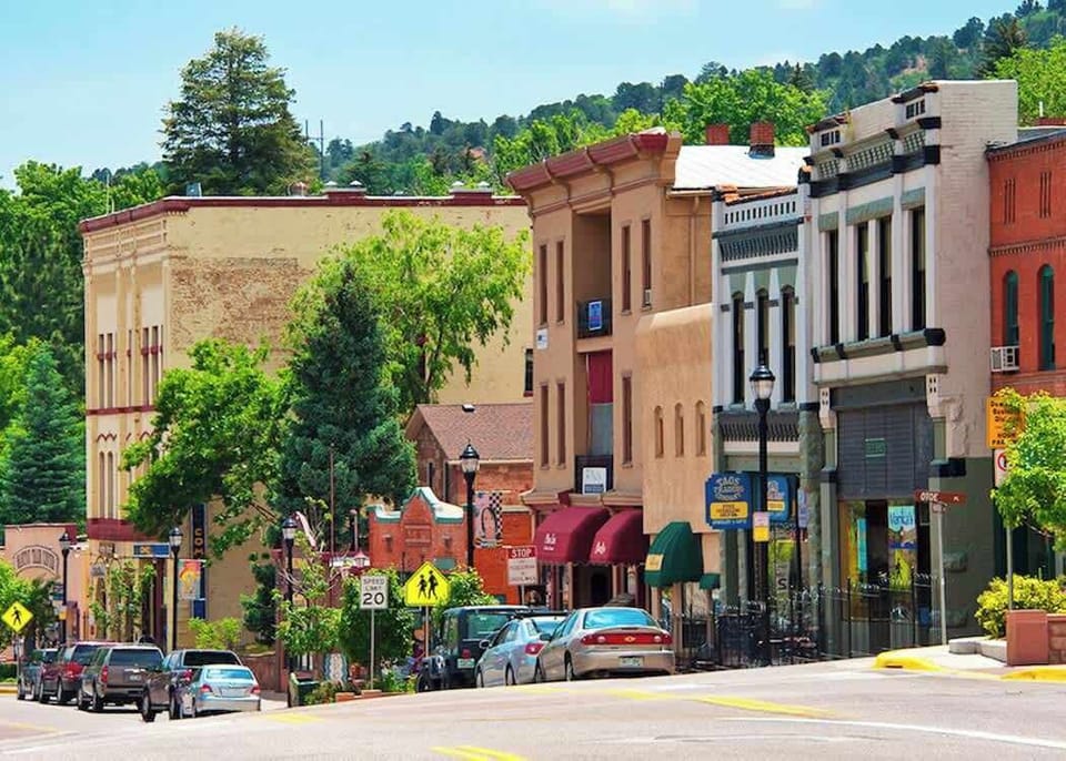The Manitou Springs shops, restaurants, and galleries - just a short walk away from the Fountain Creek Inn!
