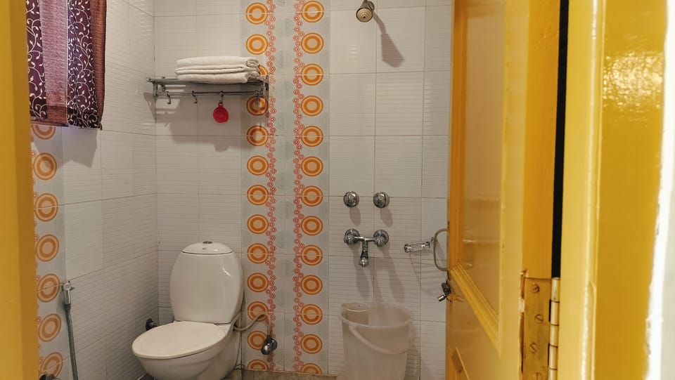 Deluxe Room | Bathroom | Shower, slippers, towels