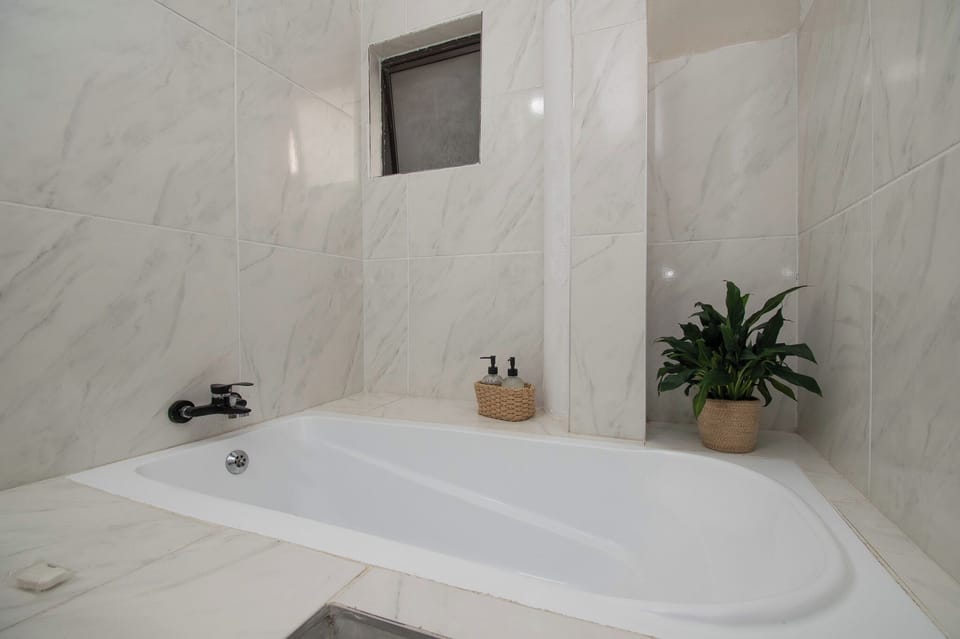 Family Room, Multiple Beds | Bathroom | Shower, free toiletries, hair dryer, towels