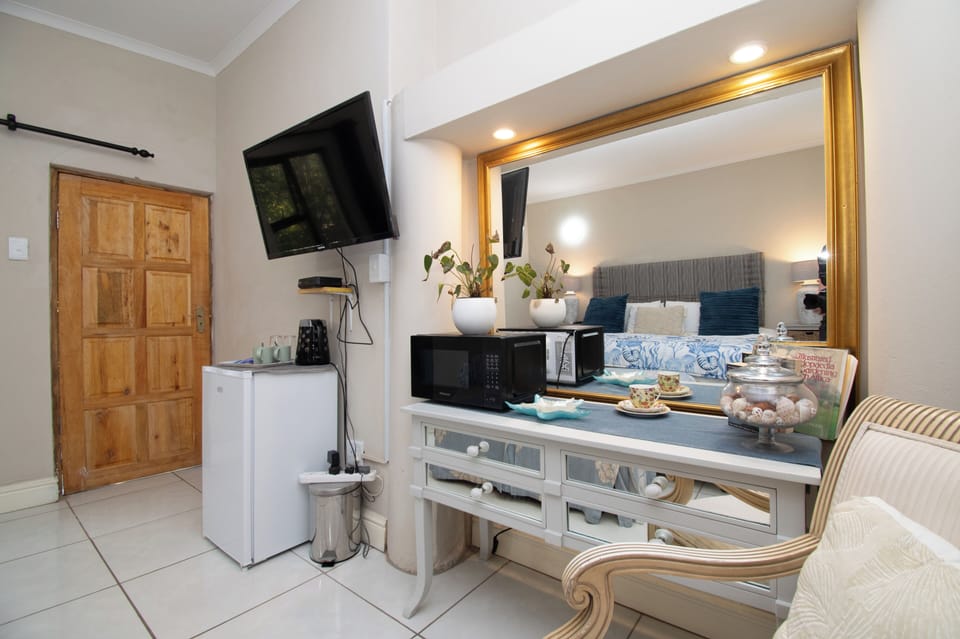 Deluxe Room | Hypo-allergenic bedding, minibar, individually decorated