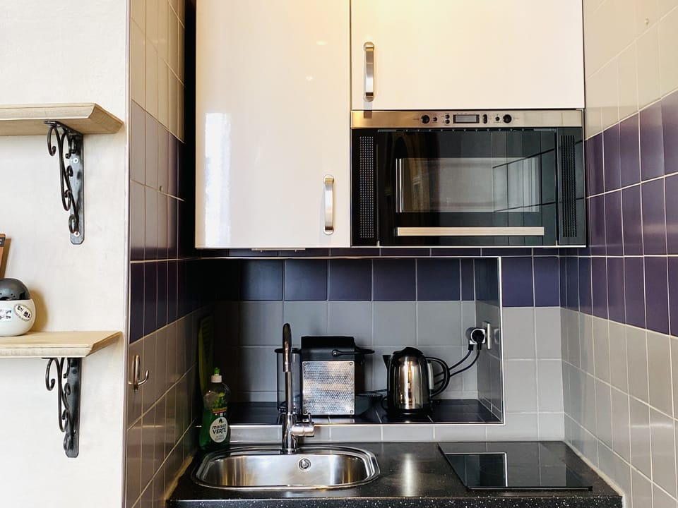 Design Room | Private kitchen | Mini-fridge, microwave, espresso maker, coffee/tea maker