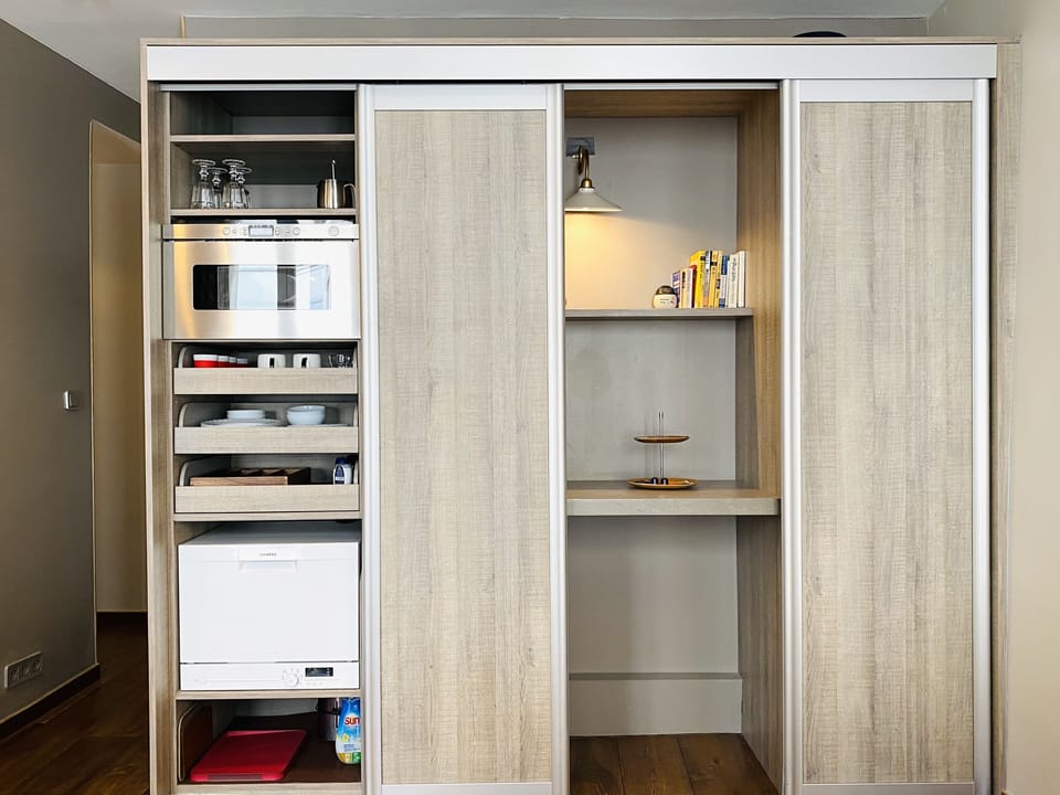 Deluxe Room | Private kitchen | Mini-fridge, microwave, espresso maker, coffee/tea maker