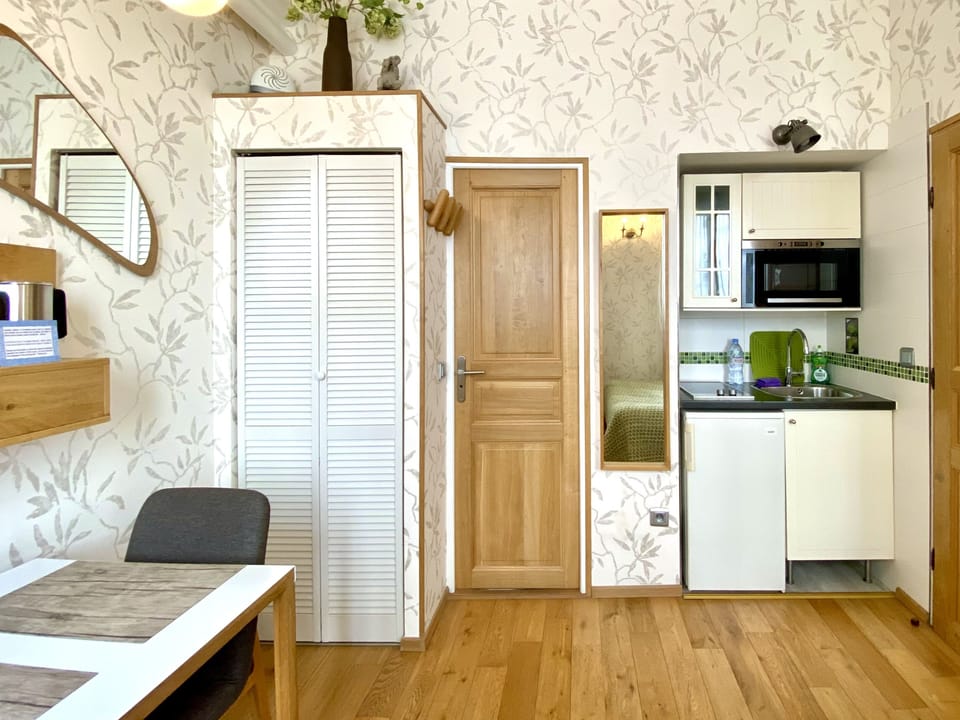 Standard Room | Private kitchen | Mini-fridge, microwave, espresso maker, coffee/tea maker