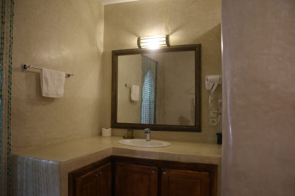 Chambre Rkia | Bathroom | Hair dryer, bathrobes, slippers, bidet