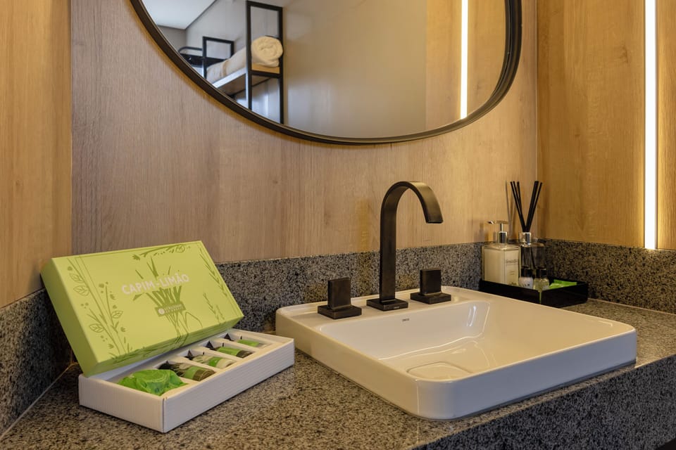 Suíte Momax | Bathroom | Hair dryer, towels, soap, shampoo