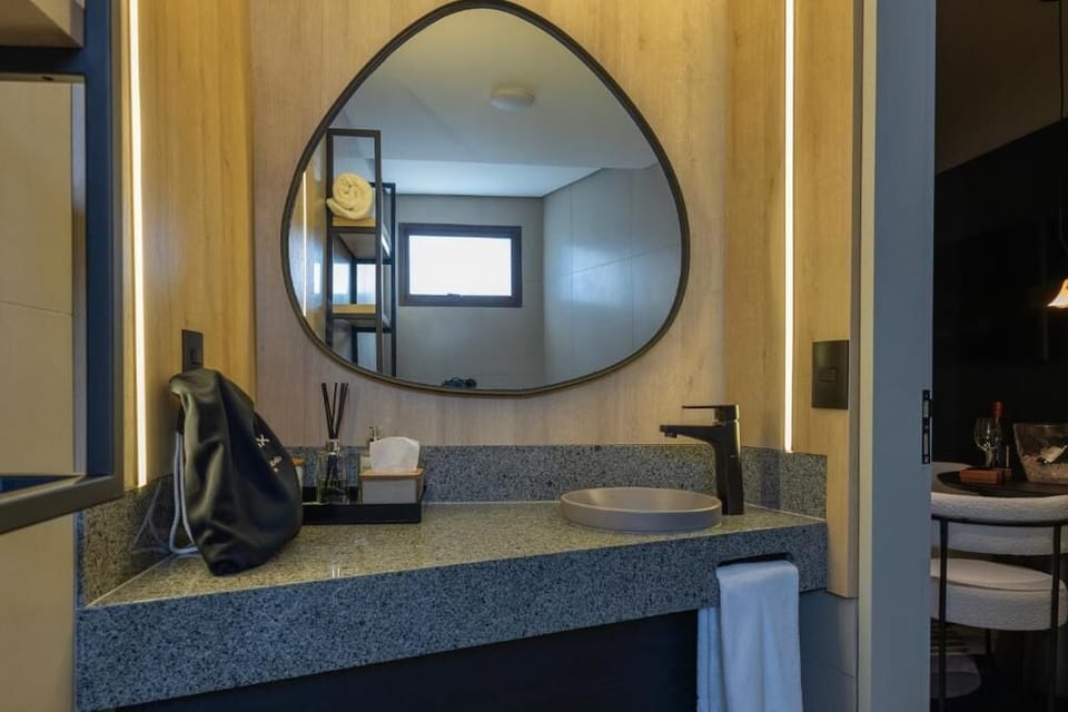 Suíte Momax | Bathroom | Hair dryer, towels, soap, shampoo