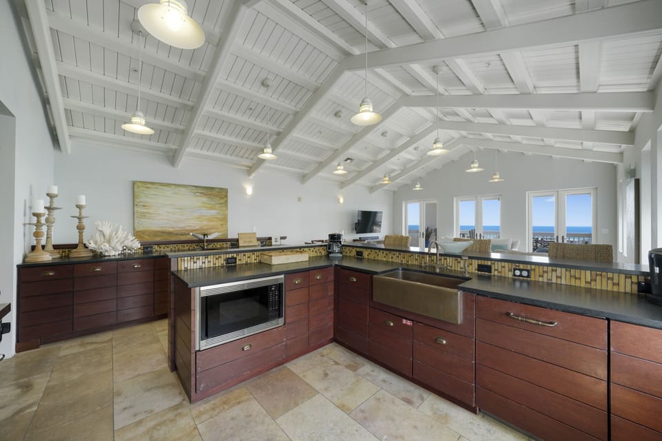 MODERN KITCHEN W/BREAKFAST BAR SEATING FOF 3 MORE