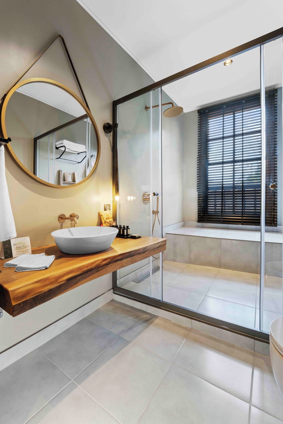 Deluxe Room | Bathroom | Shower, rainfall showerhead, hair dryer, bathrobes