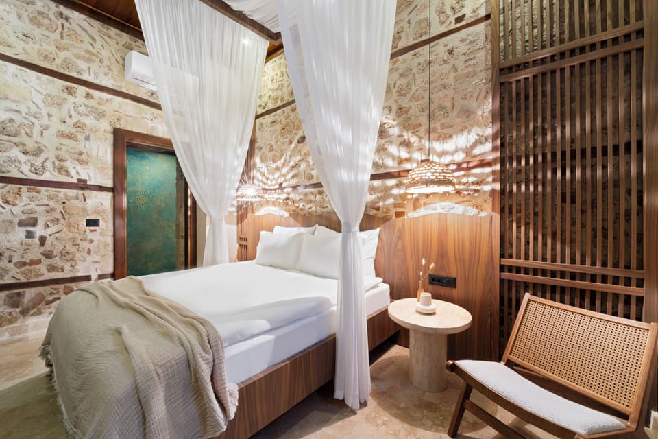 Deluxe Street Room | Premium bedding, minibar, in-room safe, free WiFi