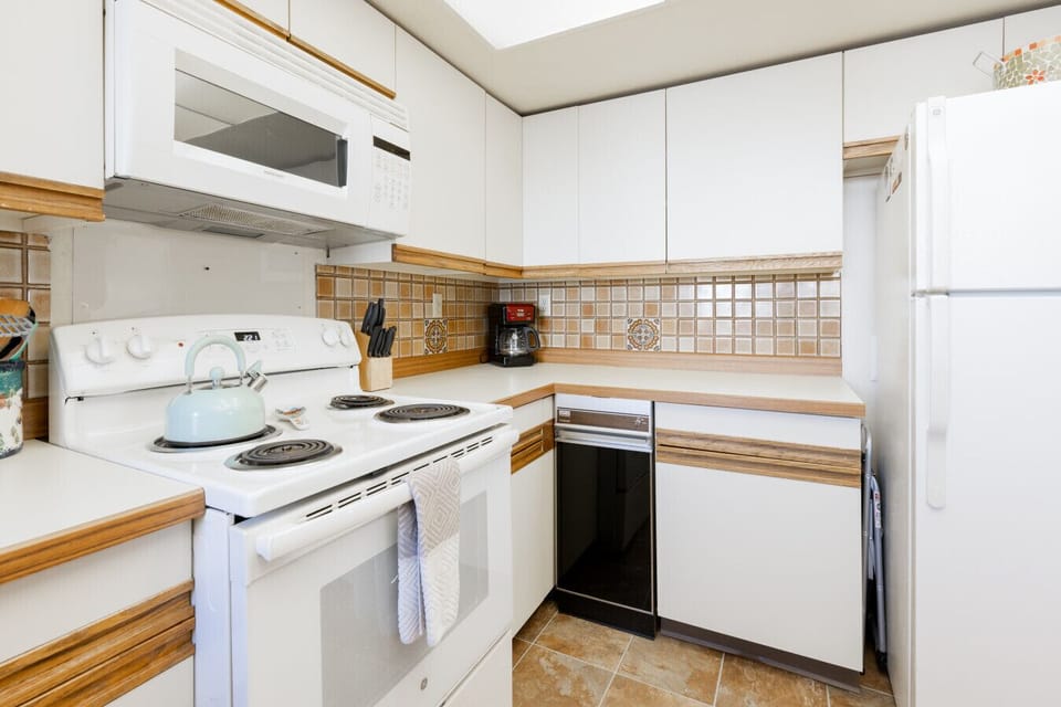Bright-open kitchen with a natural/clean look