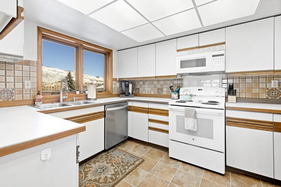 Bright-open kitchen with a natural/clean look